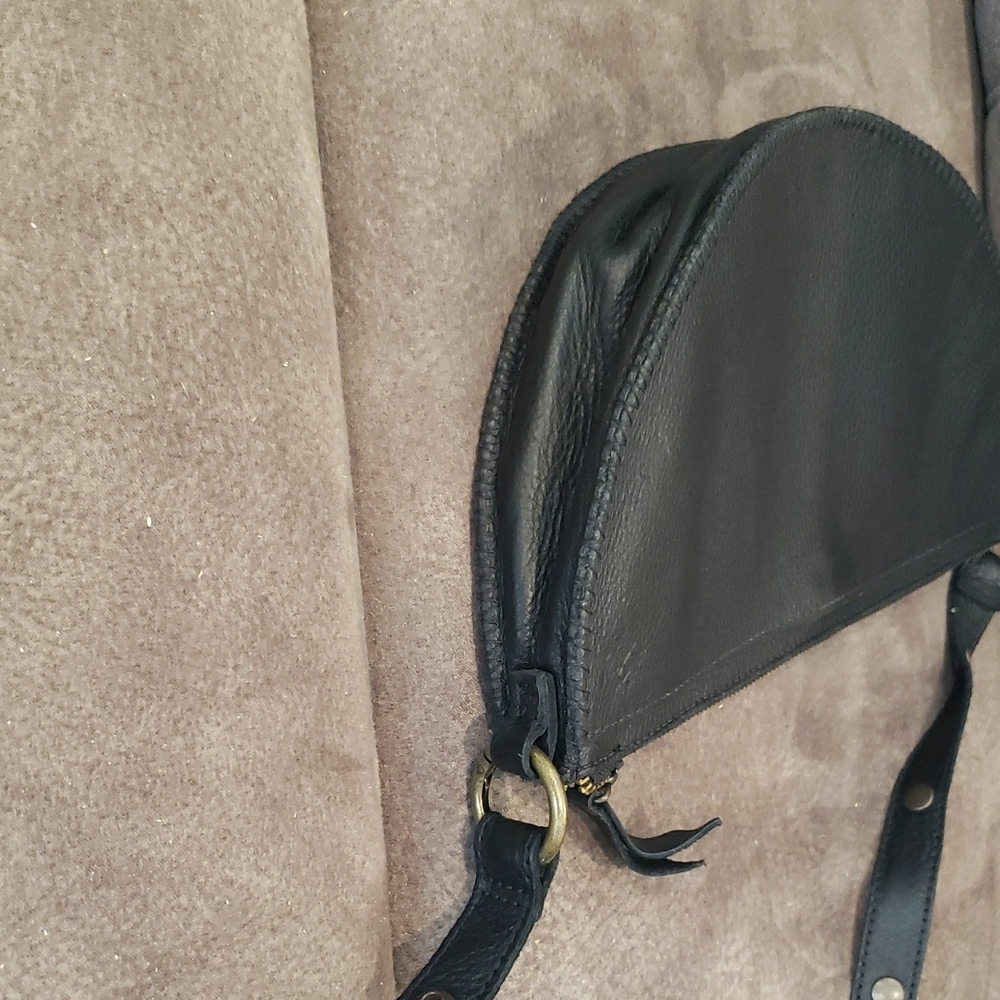 Elegant Black Leather Crossbody Bag - Picture 4 of 8